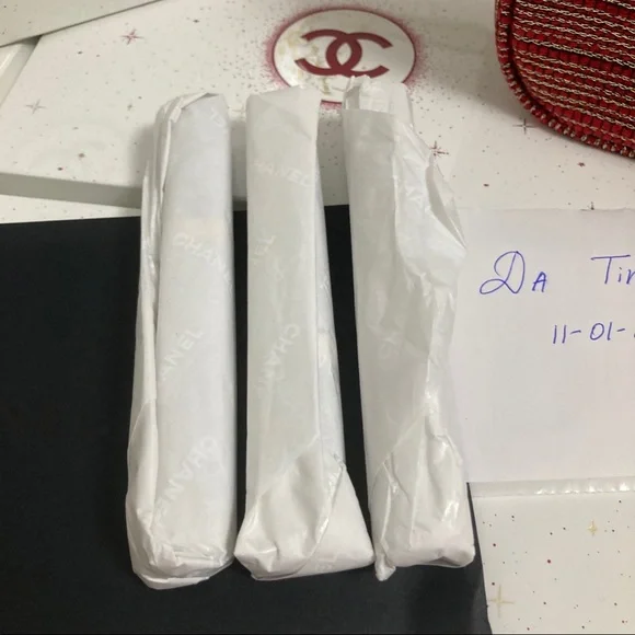 CHANEL GLOSS TRIO SET - Picture 3 of 9